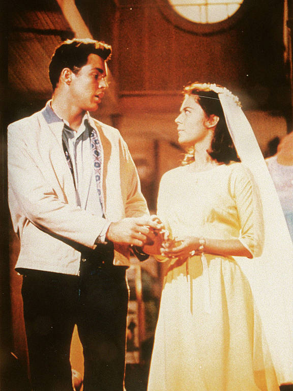 O ator Richard Beymer e a atriz Natalie Wood  em cena de casamento