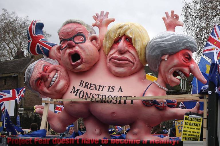 Manifestantes anti-'brexit' protestam em frente ao Parlamento britânico nesta terça com bonecos em que está escrito 'Brexit é uma monstruosidade' 