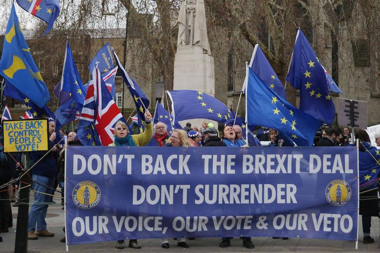 Escala da derrota de May lança dúvidas sobre abordagem da UE ao 'brexit'