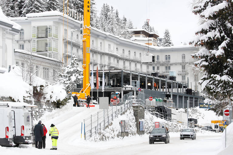 Equipes de construção trabalham diante do Hotel Belvedere, em Davos, antes da reunião do Fórum Econômico Mundial; cidade de 11 mil habtantes costuma triplicar sua população durante o evento