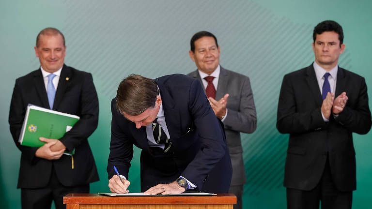 Presidente da República, Jair Bolsonaro assina decreto para posse de armas 