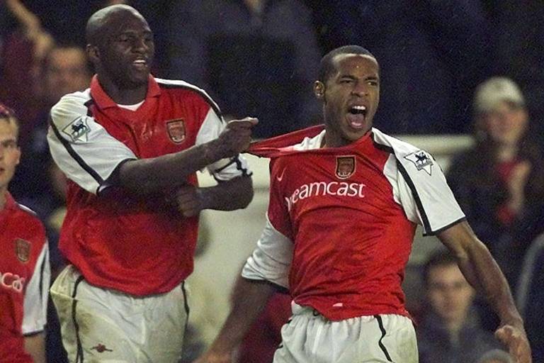 Vieira e Henry comemoram gol do Arsenal sobre o Manchester United pelo Campeonato Inglês em 2001