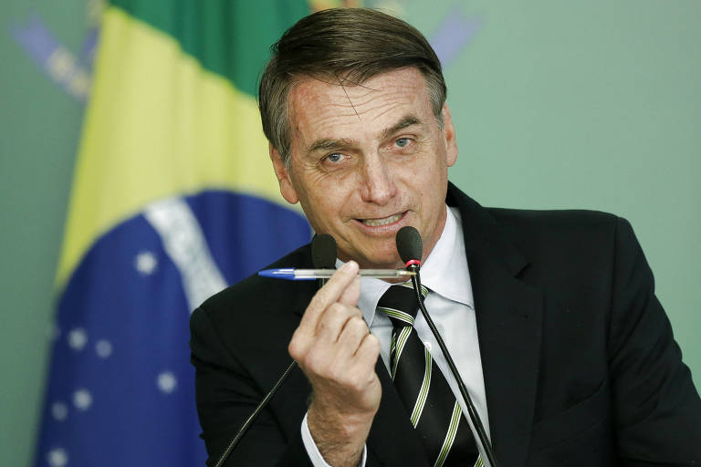 O presidente Jair Bolsonaro assina decreto que modifica a regulamentação para posse de arma de fogo no país