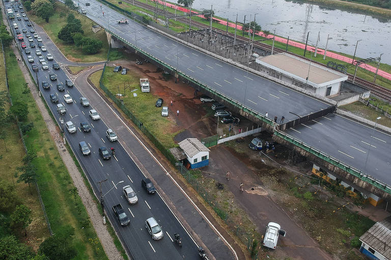 Em novembro, nova crise quando um viaduto cedeu na marginal Pinheiros. Covas foi criticado por fazer viagem pessoal no período
