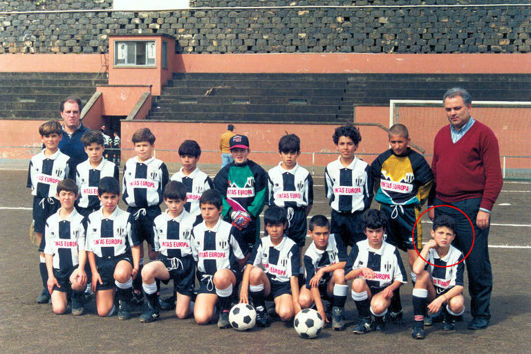 Cristiano Ronaldo perfilado com o time infantil do Nacional, ele é o primeiro agachado da direita para a esquerda