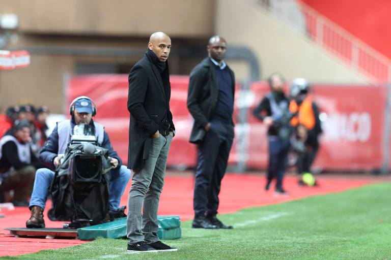 Thierry Henry (à frente), técnico do Monaco, e Patrick Vieira (atrás), comandante do Nice