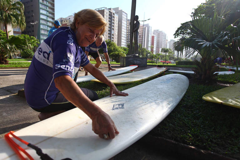 Projeto dá aulas de surfe a mais velhos e com depressão no litoral sul de  SP - 17/01/2019 - Cotidiano - Folha