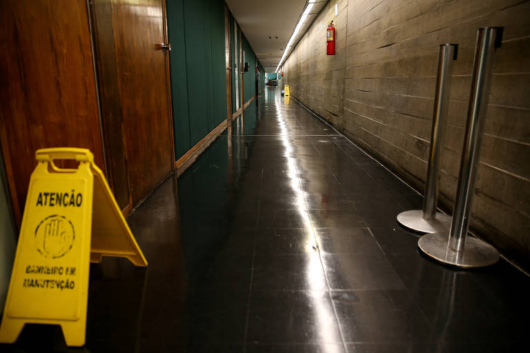 Corredores e salões da Câmara dos Deputados vazios, por conta do recesso parlamentar em janeiro