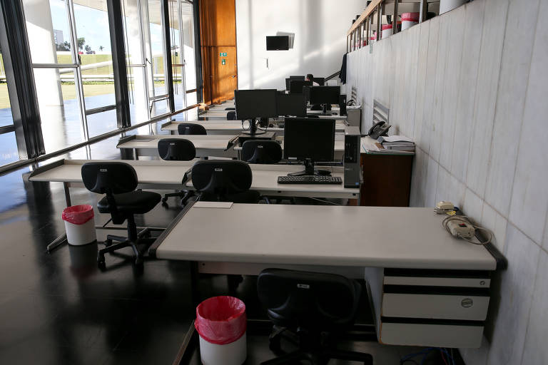 Corredores e salões da Câmara dos Deputados vazios, por conta do recesso parlamentar em janeiro