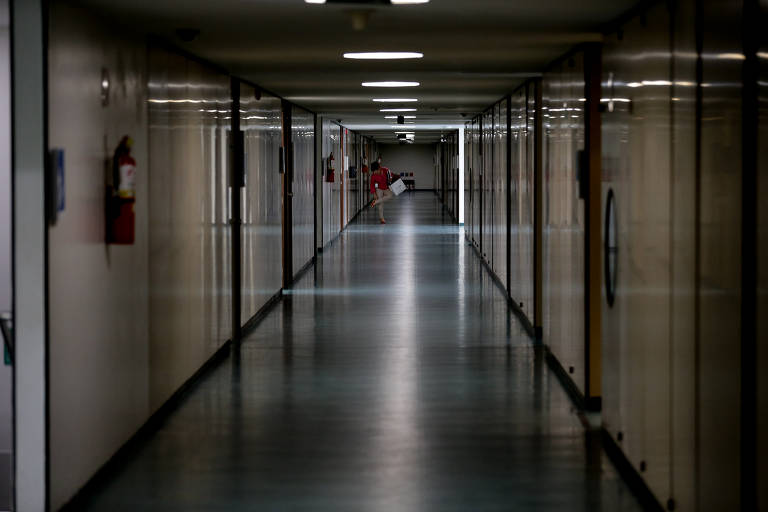 Corredores e salões da Câmara dos Deputados vazios, por conta do recesso parlamentar em janeiro