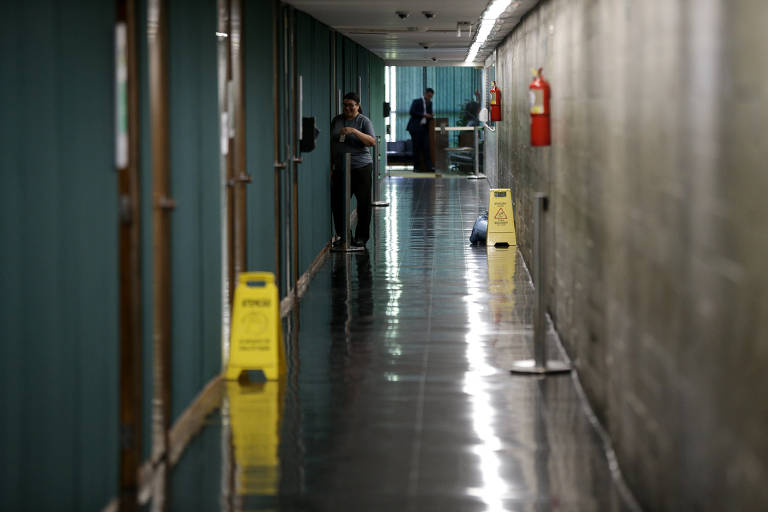 Corredores e salões da Câmara dos Deputados vazios, por conta do recesso parlamentar em janeiro