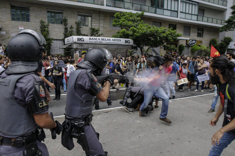 PM atira a curta distância bala de borracha contra manifestante em São Paulo