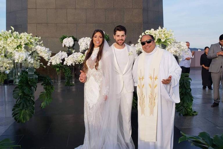 DJ Alok se casa com a médica Romana Novais no Cristo Redentor