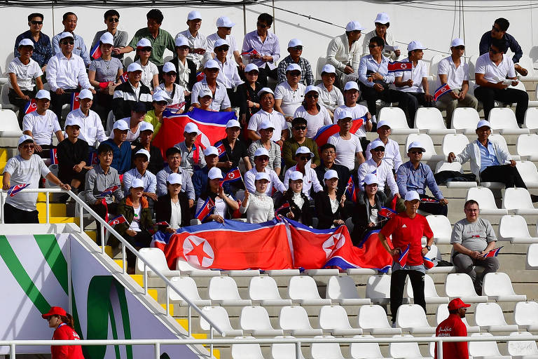 Torcedores da Coreia do Norte no jogo contra a seleção do Qatar na Copa da Ásia
