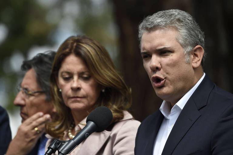 O presidente colombiano Ivan Duque fala sobre o ataque ao lado da vice-presidente Marta Lucia Ramirez na escola de treinamento de policiais onde o carro explodiu 