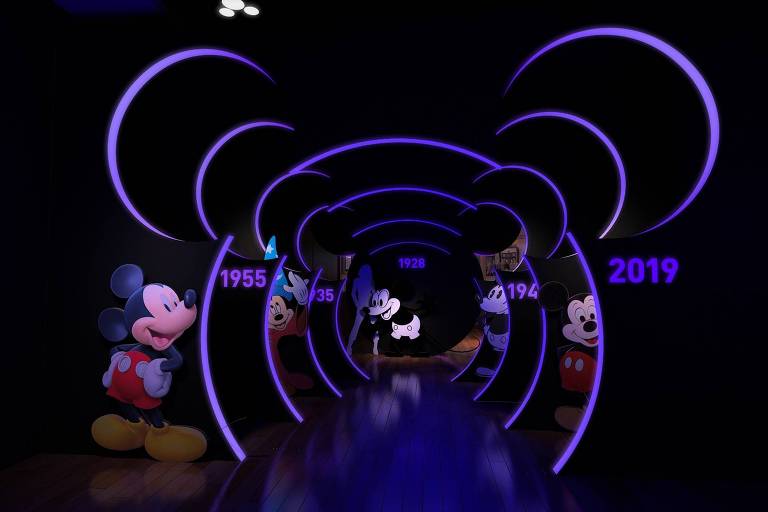 Cenário com vários Mickeys