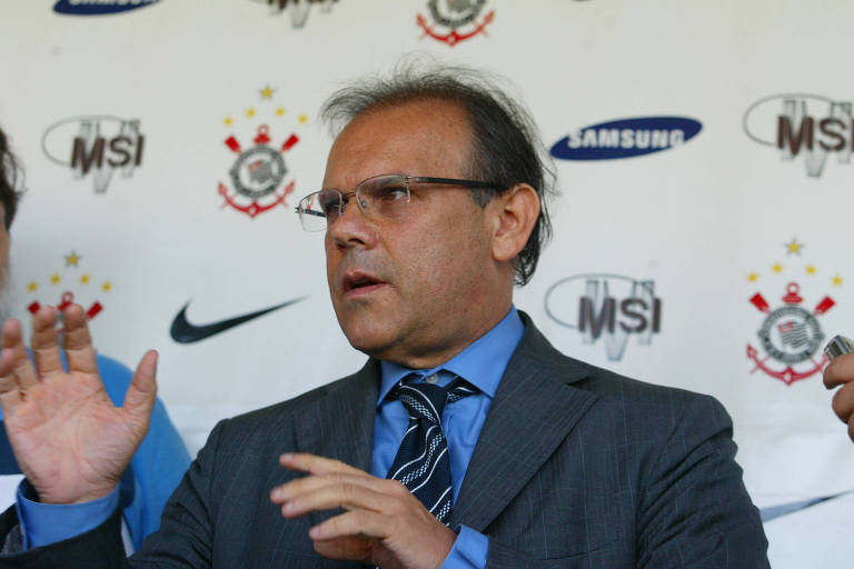 Como dirigente ligado ao Corinthians, Renato Duprat anuncia a saída do técnico Emerson Leão, em 2007