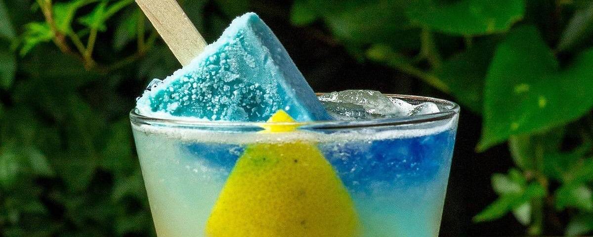 Caipicolé Azzurro (de R$ 25,90 a R$ 35,90), com limão, Curaçao e sorvete blue ice, servido no Azzurro