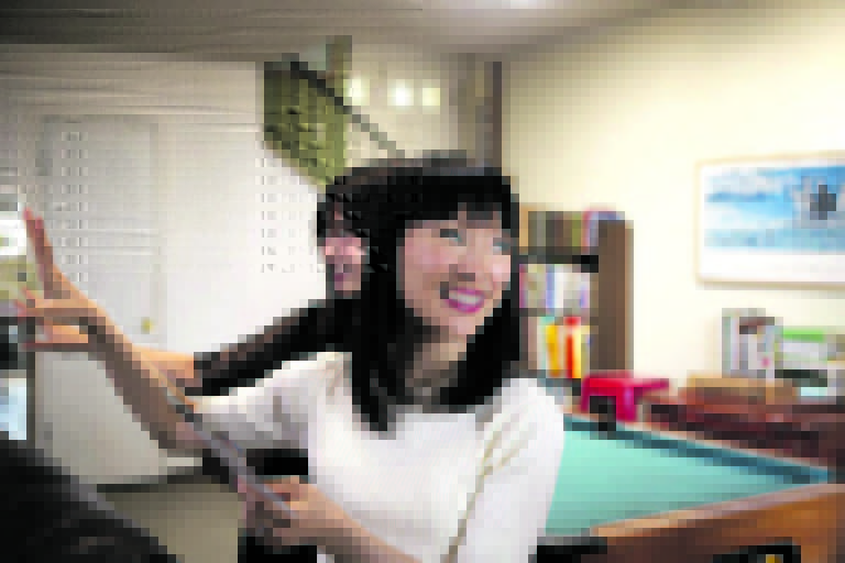 A expert japonesa Marie Kondo ensina americanos a se desfazerem de tralhas 