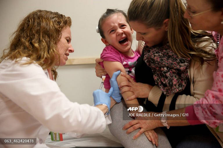 Criança é vacinada em hospital de Miami; EUA registraram 349 pessoas com sarampo em 2018 