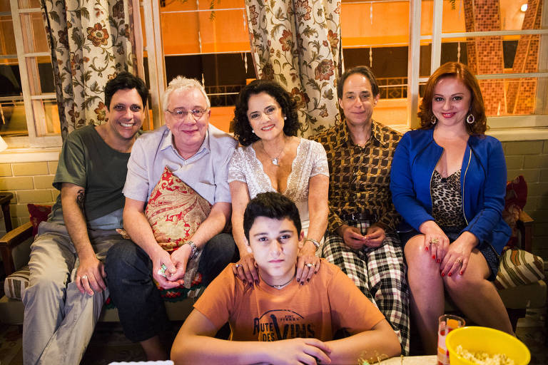 A Grande Família: Tuco (Lúcio Mauro Filho), Lineu (Marco Nanini), Nenê (Marieta Severo), Agostinho (Pedro Cardoso), Bebel (Guta Stresser) e Florianinho (Vinícius Moreno).