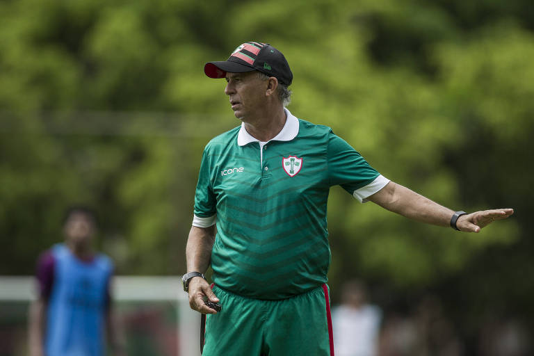 O técnico Luis Carlos Martins comanda treino da Portuguesa