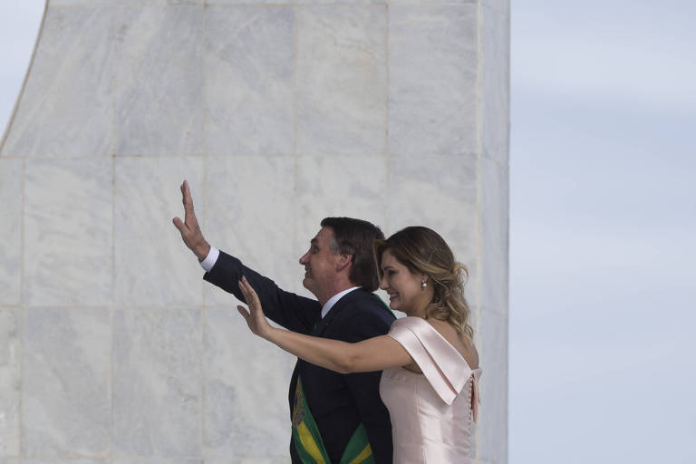 A primeira-dama, Michelle Bolsonaro, acompanha o presidente em sua posse no Planalto