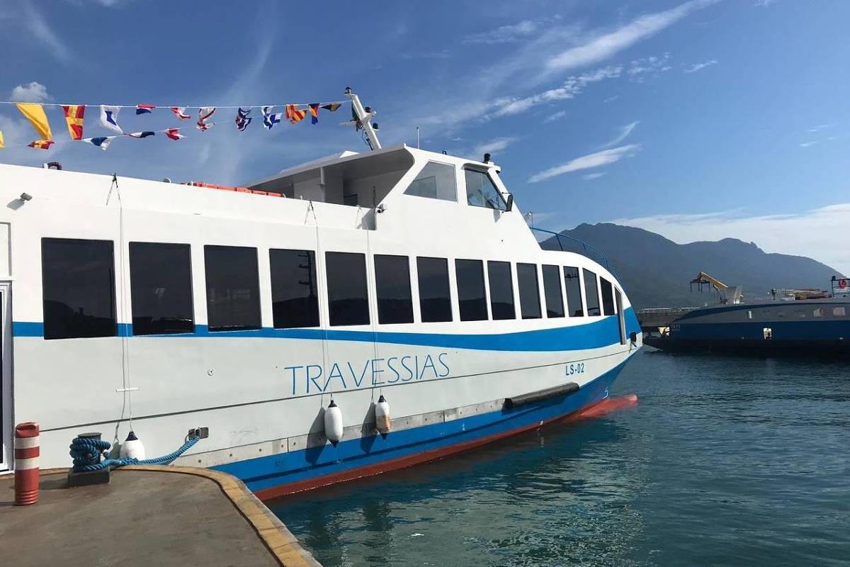 Embarcação só para pedestres é inaugurada entre São Sebastião e Ilhabela -  19/01/2019 - Cotidiano - Folha