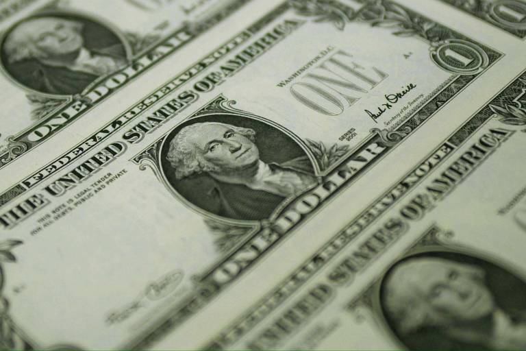 Notas de um dólar em produção em Washington, EUA.  
