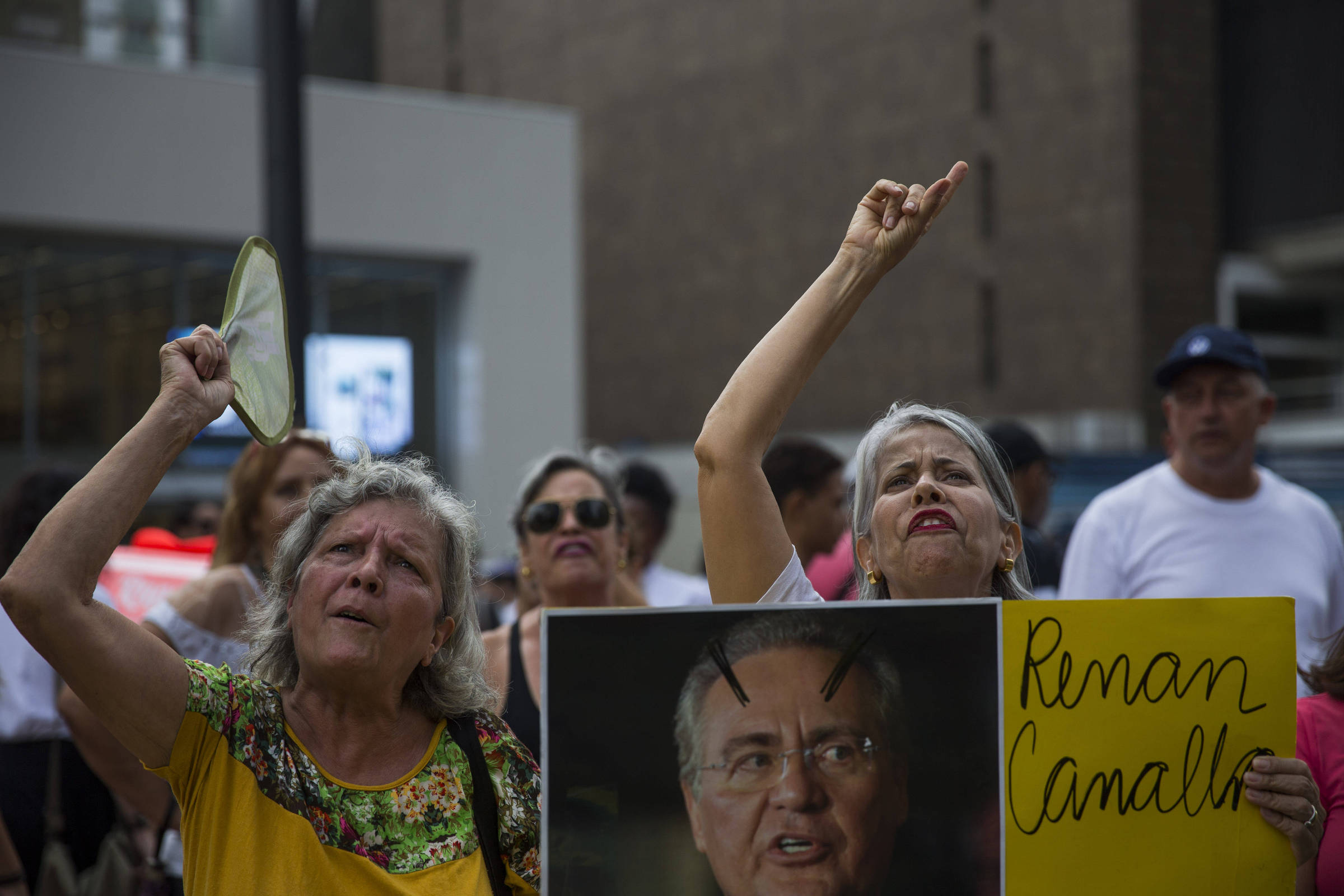 De verde e amarelo, manifestantes voltam à Paulista contra Renan na presidência do Senado