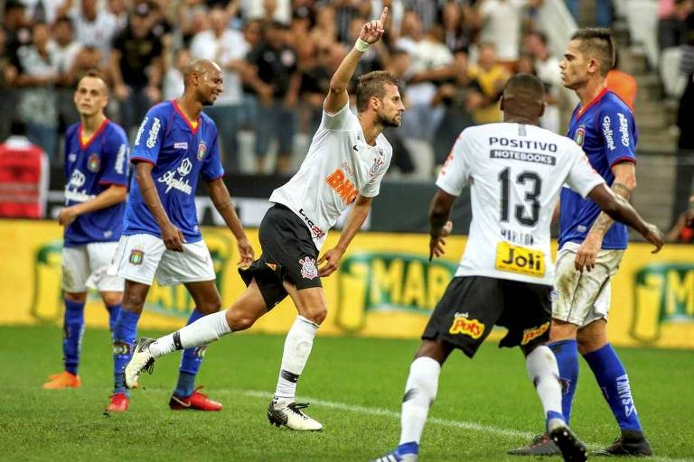 Zagueiro Henrique, do Corinthians, comemora gol marcado no último minuto de partida contra o São Caetano