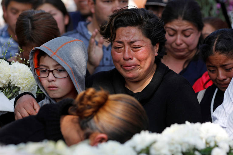 Parentes de mortos pela explosão em Tlahuelilpan choram em funeral 