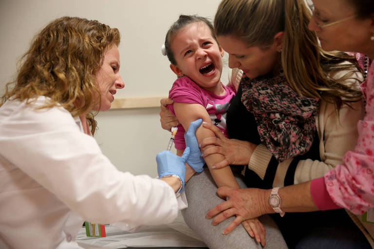 Criança recebendo vacina em hospital de Miami