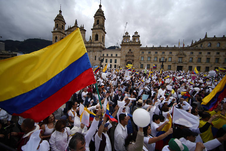 Manifestantes em Bogotá, Colômbia, protestam contra atentado que matou 20 em escola militar 