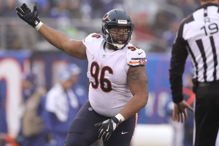 Akiem Hicks, do Chicago Bears, celebra um sack (quando o quarterback é derrubado antes de fazer o passe) contra o New York Giants