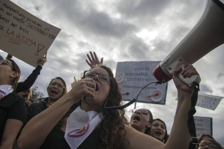 Mulheres se manifestam contra a violência de gênero em Quito no domingo (20), após uma equatoriana ter sofrido um estupro coletivo no dia 13 e outra ter sido morta pelo companheiro em Ibarra 