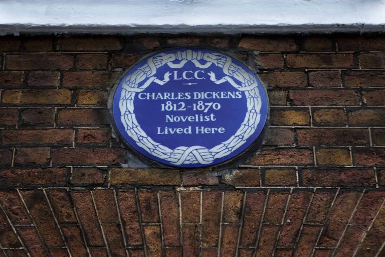 Placa marca casa onde morou o escritor Charles Dickens em Londres 