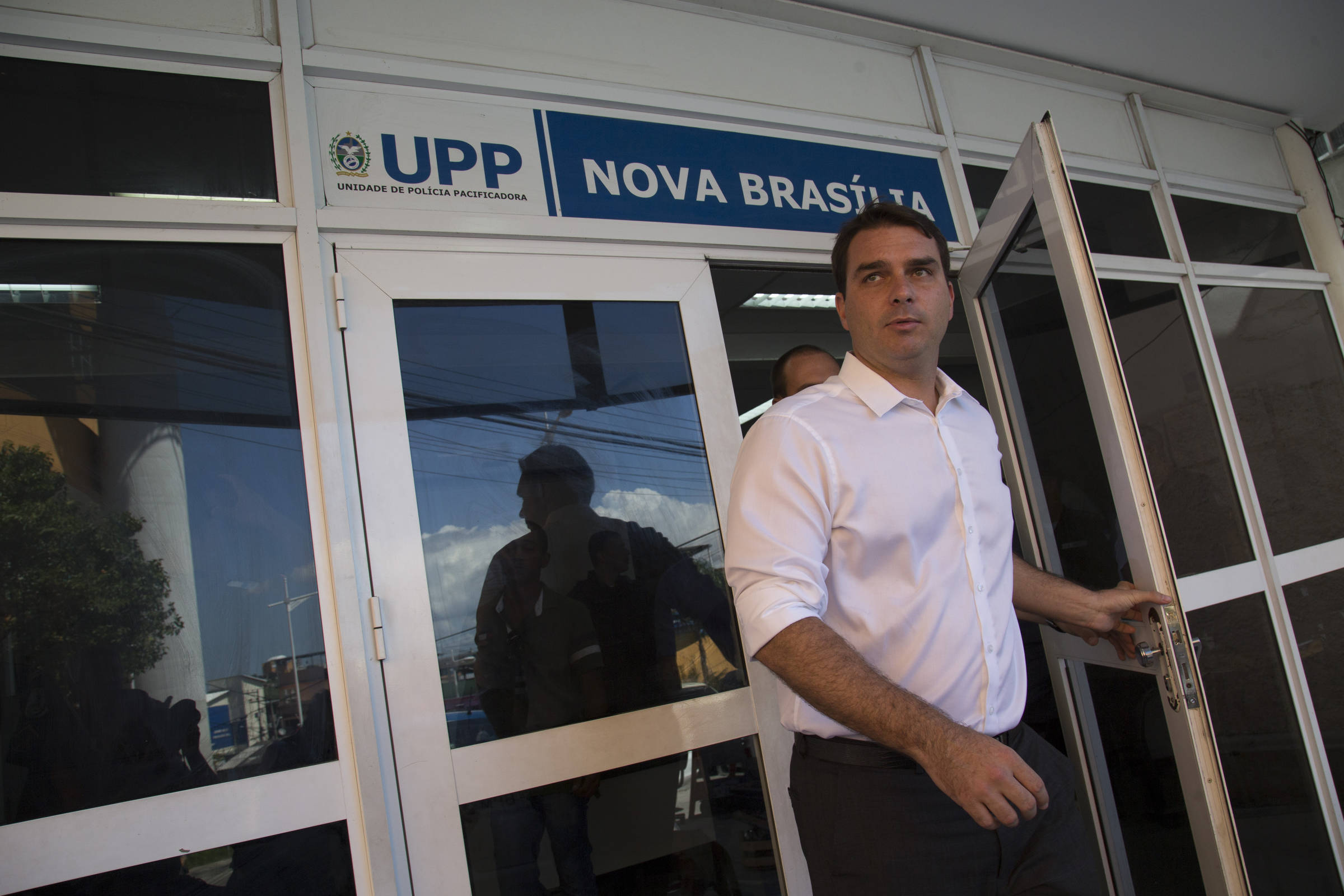 Flávio Bolsonaro tem de renunciar para tentar preservar o presidente