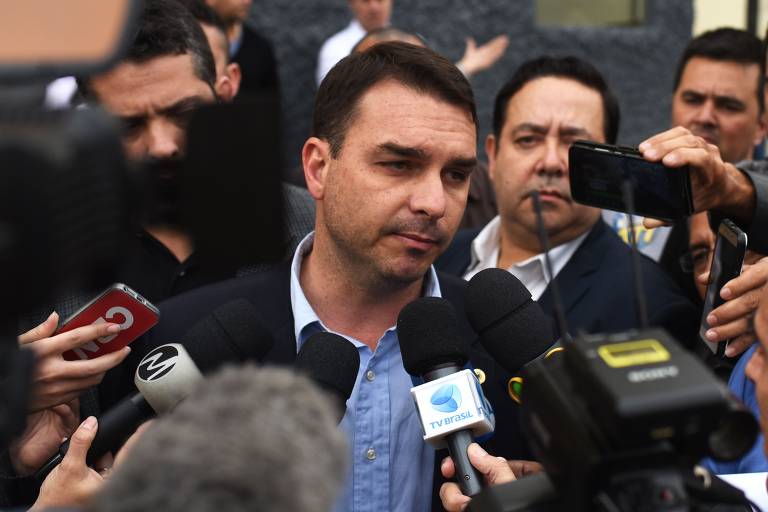 O então candidato ao Senado pelo Rio de Janeiro Flávio Bolsonaro (PSL) fala à imprensa um dia após o atentado a faca contra seu pai, Jair Bolsonaro, durante ato de campanha em Juiz de Fora (MG)