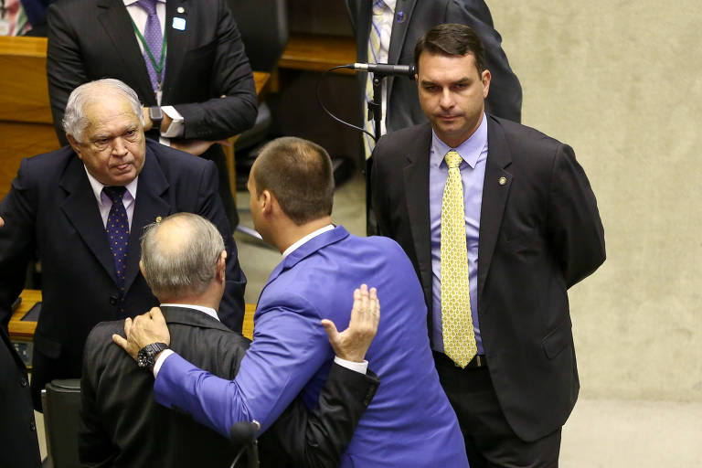 O senador eleito e filho de Bolsonaro, Flávio Bolsonaro, participa de Sessão Solene do Congresso Nacional em homenagem aos 30 anos da Promulgação da Constituição Federal de 88, no plenário da Câmara dos Deputados