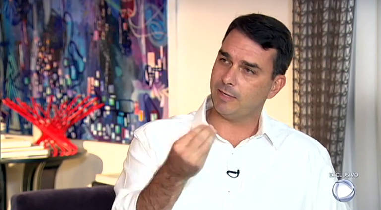 Senador eleito recebeu o Domingo Espetacular na noite deste domingo (20). Flávio Bolsonaro falou pela primeira vez, sem restrição de perguntas, sobre um relatório do Conselho de Controle de Atividades Financeiras (Coaf). No documento, aparecem movimentações consideradas suspeitas na conta bancária dele