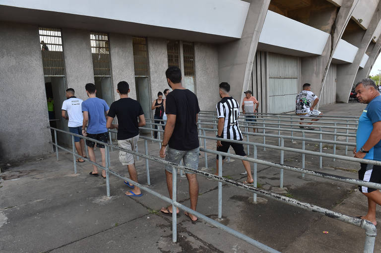 Bilheteria do estádio Almeidão antes do jogo entre Botafogo-PB e Perilima, pelo Campeonato Paraibano
