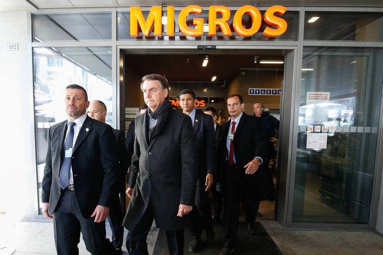 Bolsonaro sai de almoço no supermercado Migros