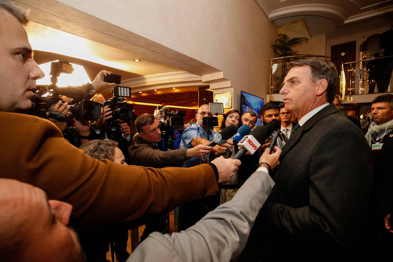 O presidente Jair Bolsonaro fala à imprensa no Hotel Seehof, em Davos, na Suíça
