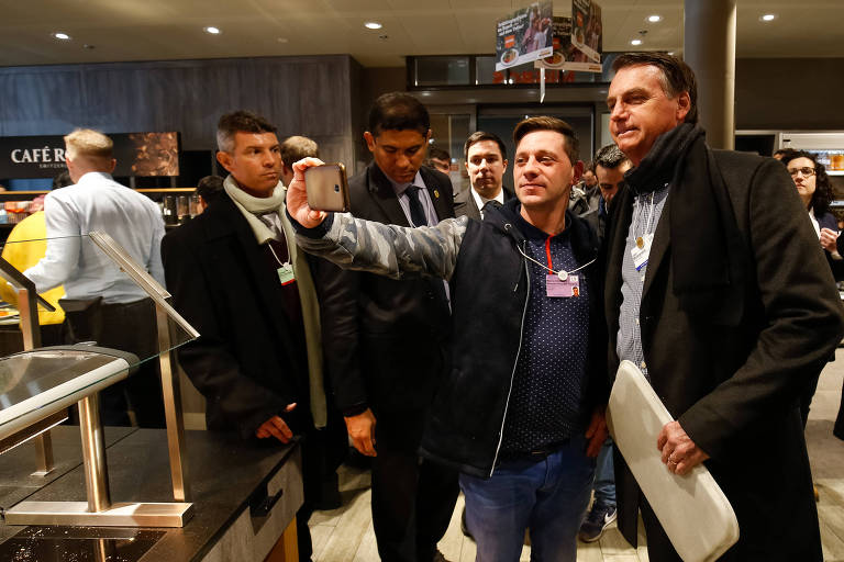 Presidente da República, Jair Bolsonaro, posa para foto durante almoço no supermercado Migros