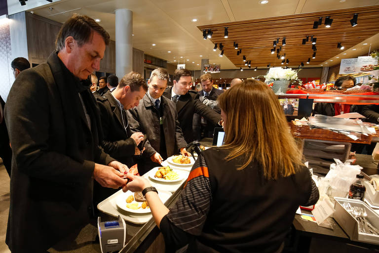 Jair Bolsonaro, durante almoço no supermercado Migros