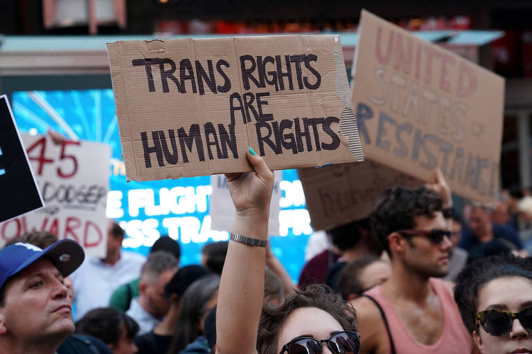 Manifestantes protestam em Nova York contra Donald Trump após ele anunciar a medida para restringir a presença de transgêneros; a regra foi autorizada pela Justiça nesta terça (22) 