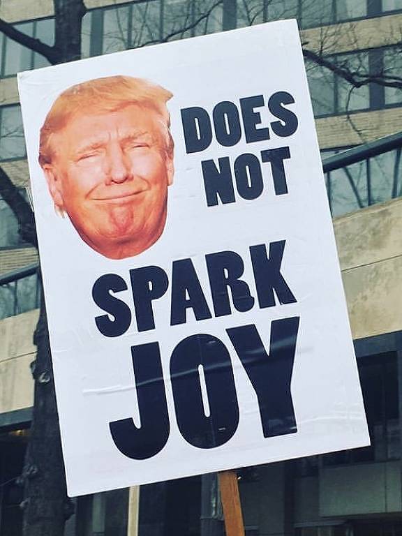 Cartaz na Marcha das Mulheres em janeiro de 2019 nos EUA faz alusão ao método de arrumação de Marie Kondo e diz que Trump não traz alegria