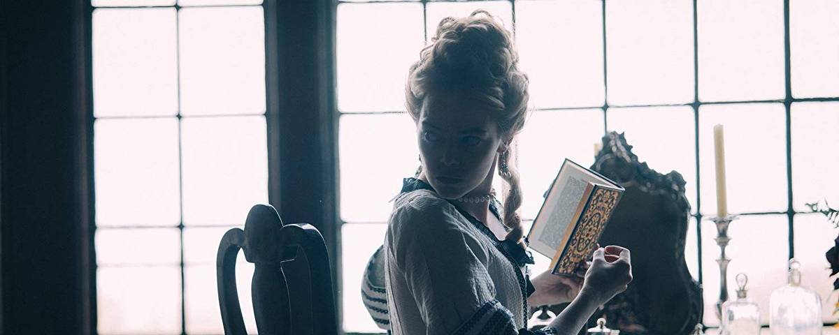 Emma Stone (Abigail) em cena de 'A Favorita'