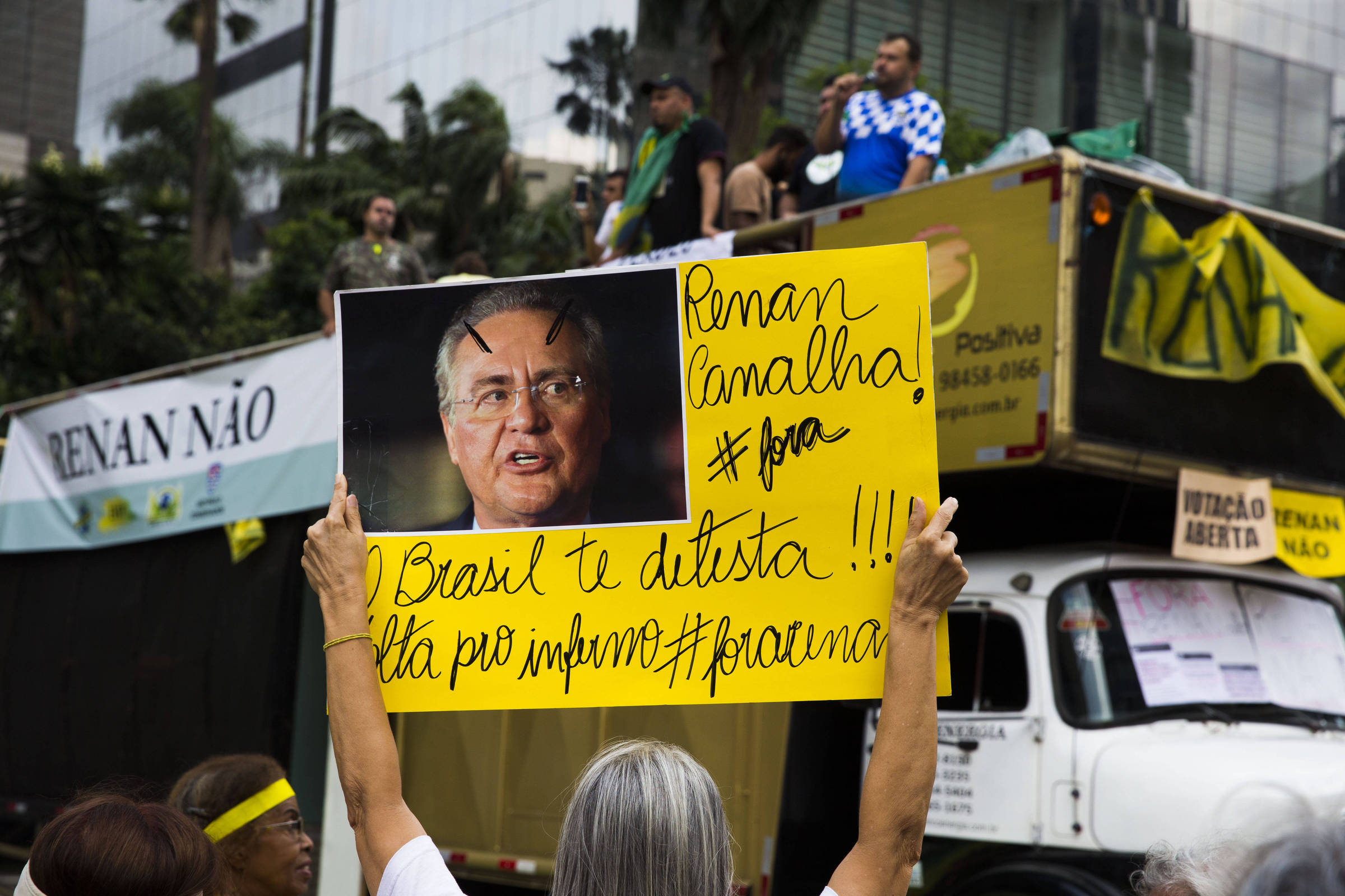 Sob Bolsonaro, Vem pra Rua aguarda apurações e se volta contra Renan